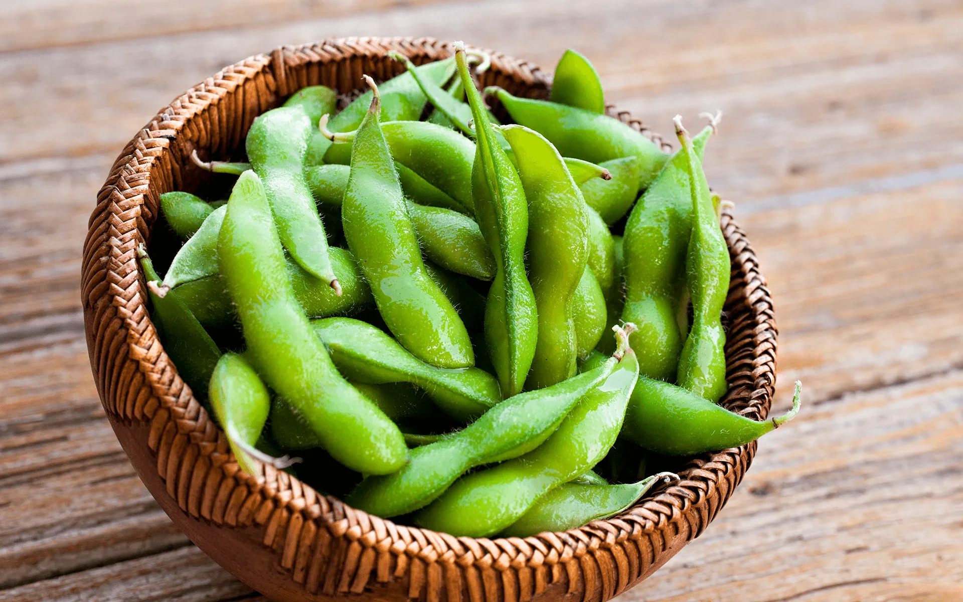 L'immagine mostra un primo piano di un bacello di soia edamame in prio piano.Compra ora la tua soia, supermercato, edamame surgelati al discount e molti altri. Scopri il più vicino a te!
