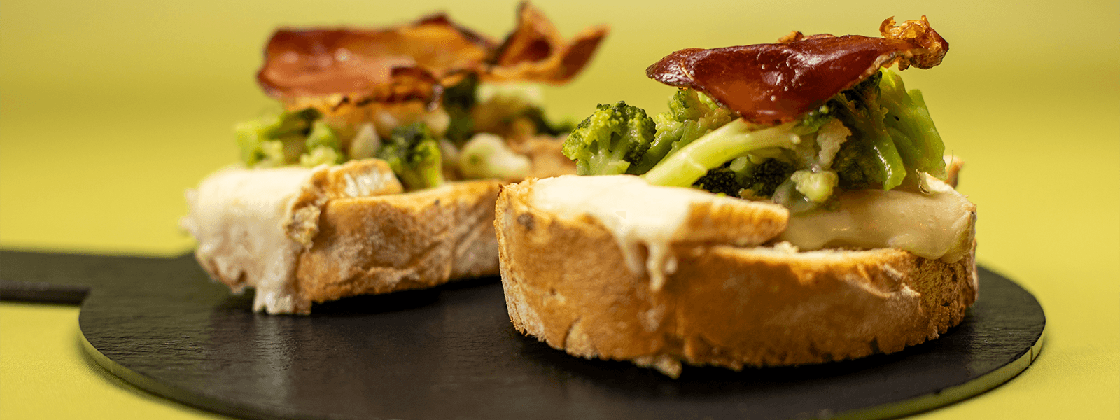 Crostini con verdure, speck e taleggio - Ricette Orogel Crostini con verdure, speck e taleggio - Ricette Orogel