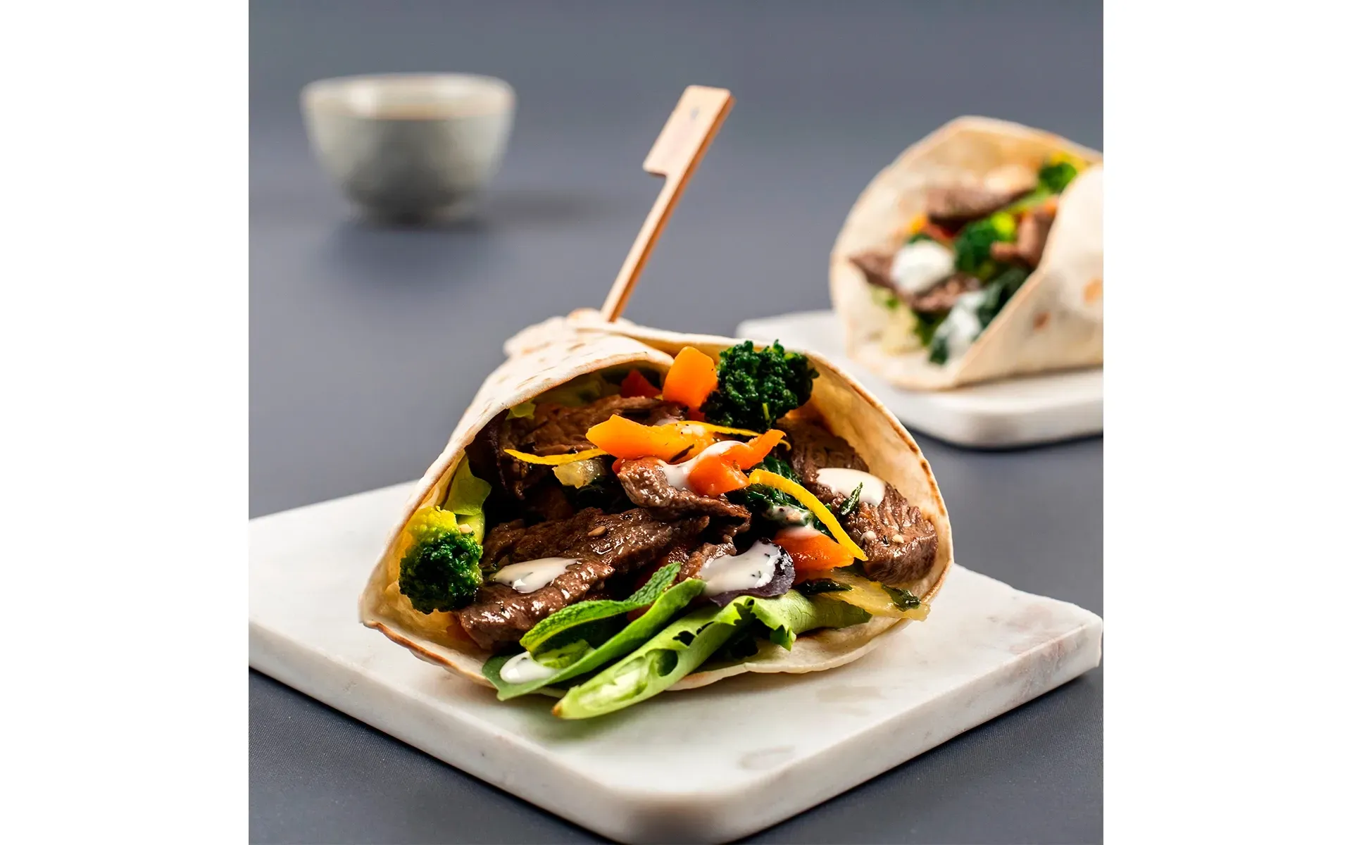 Pita con straccetti di agnello, verdure e salsa tzatziki - Ricette Orogel