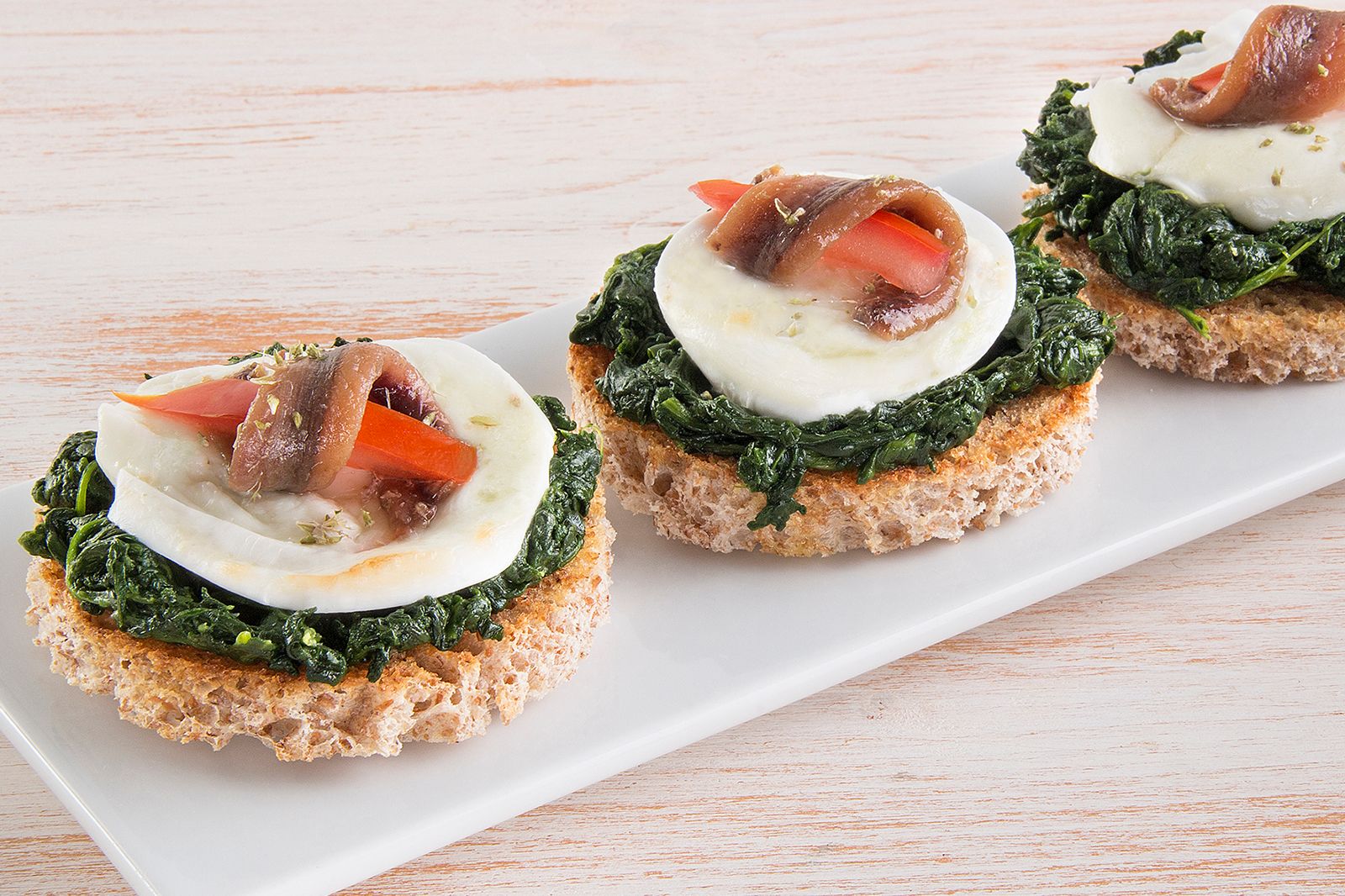 Wholemeal bread bruschetta with buffalo mozzarella and spinach