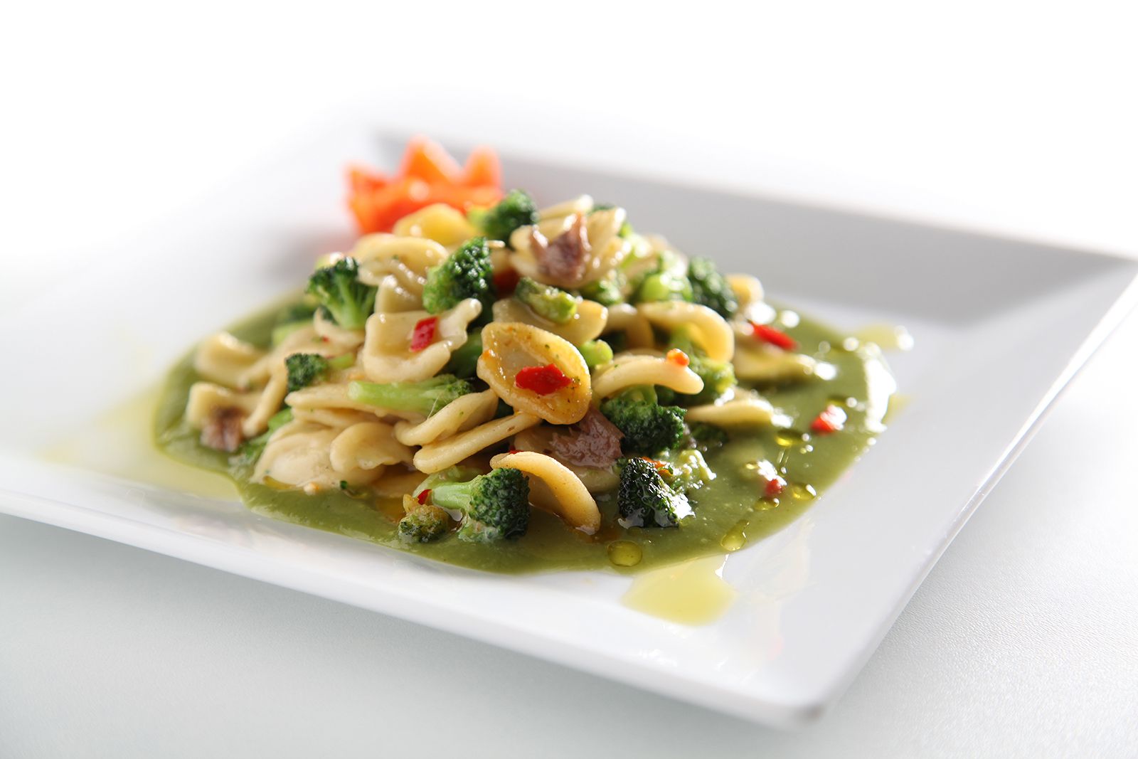 Orecchiette with broccoli florets, anchovy fillets and Orogel chili pepper
