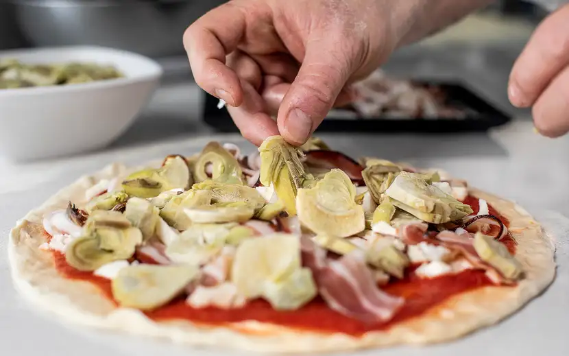 Pizze gourmet preparate con ingredienti Orogel di alta qualità, per un'esperienza di gusto superiore.