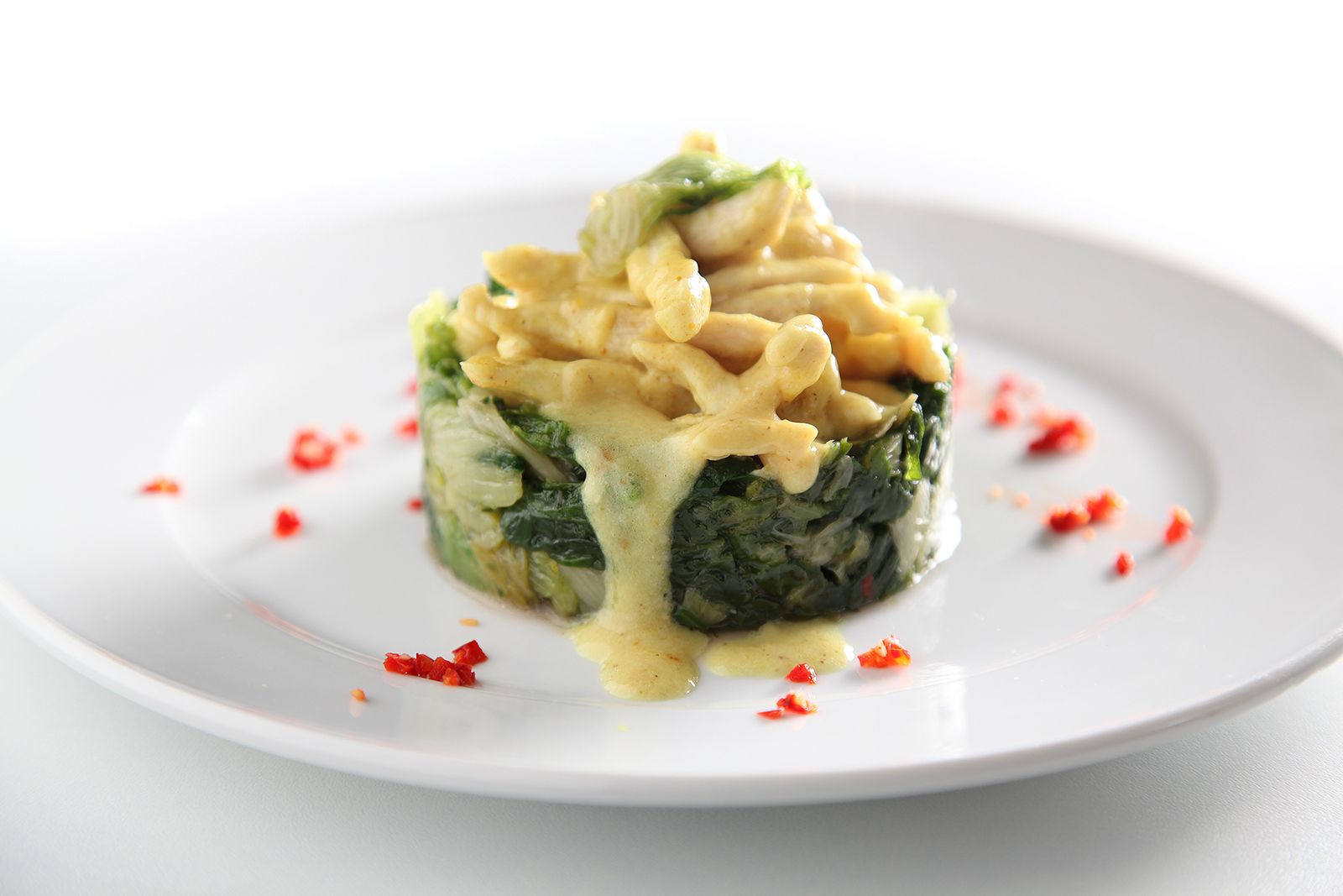 Chicken breast strips with curry on an escarole cake with Orogel chili pepper