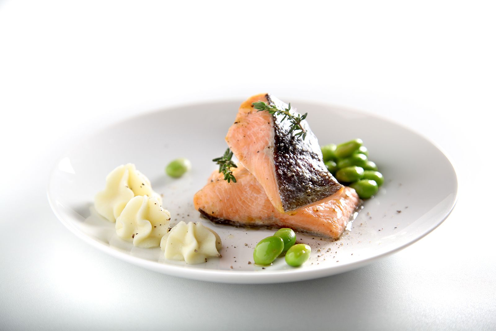Orogel - Wild salmon steak flavored with dill with edamame soybeans and mashed potatoes