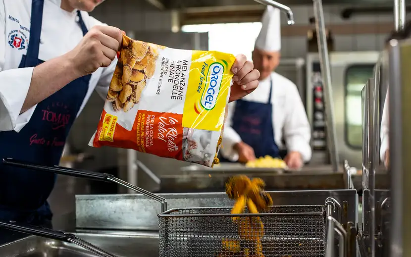 Pastellati e panati Orogel: consigli per una cottura perfetta. Uomo che frigge patatine.