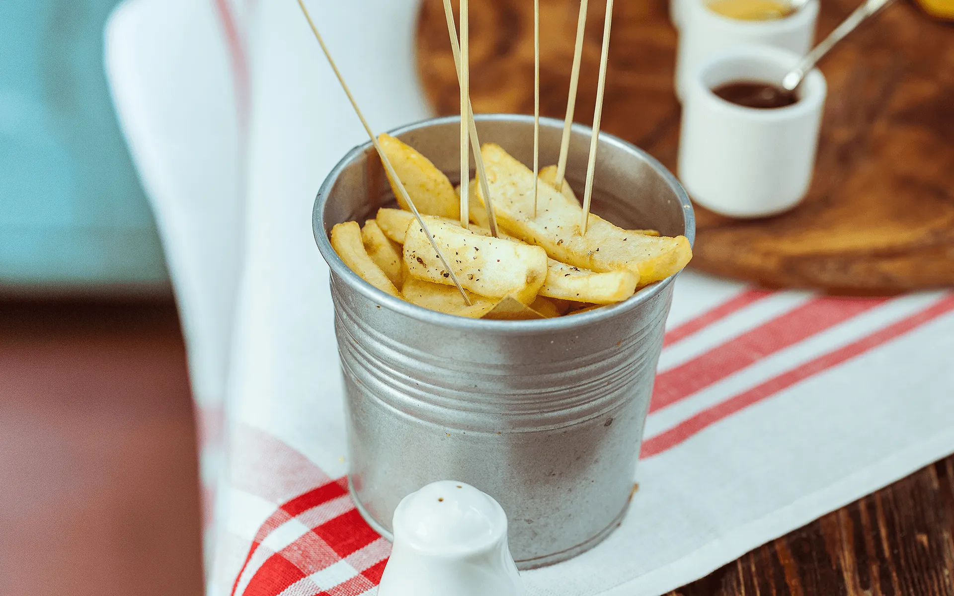 l'immagine mostra un cestello di patate steak house Orogel fritte con sale e rosmarino.