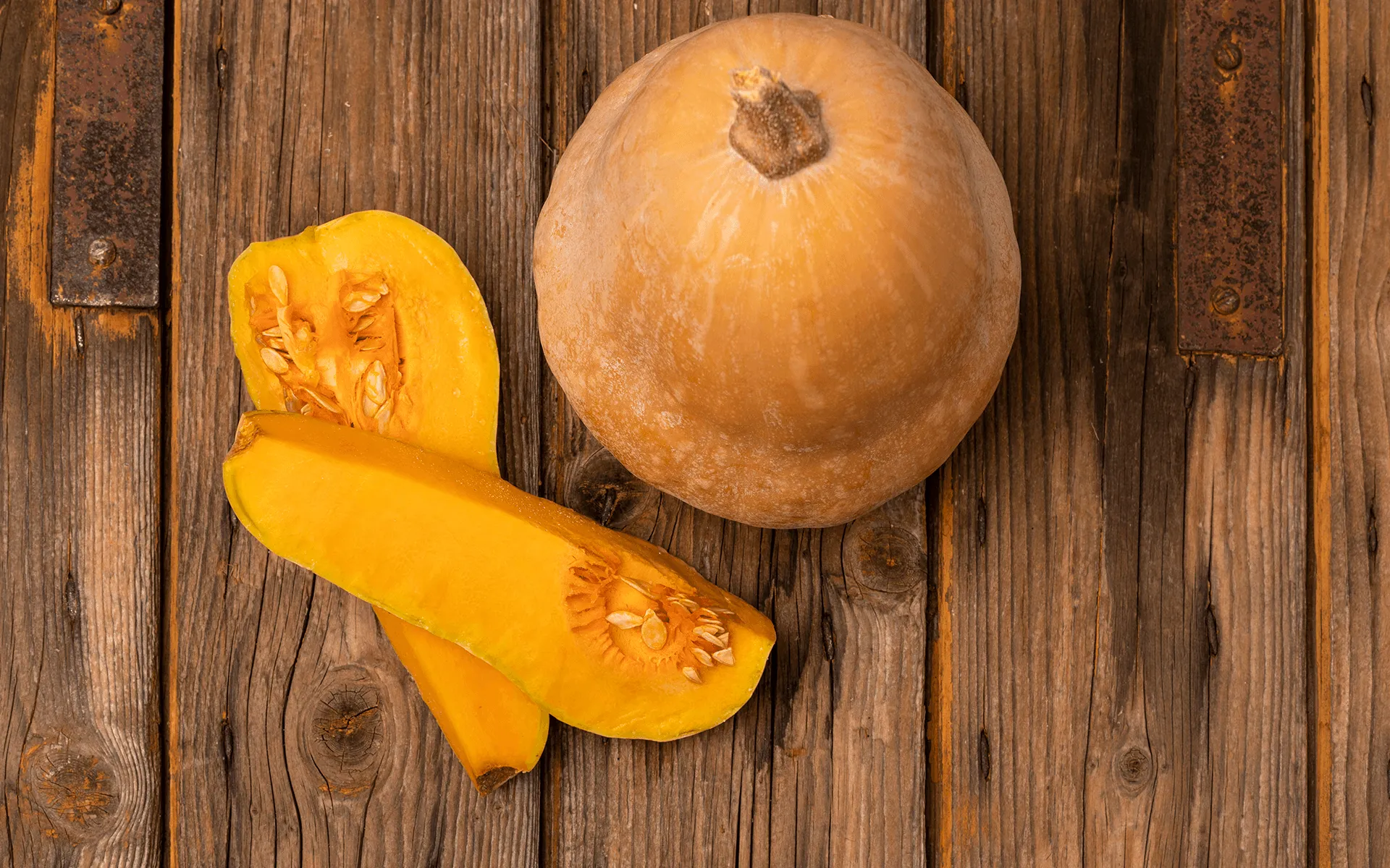 l'immagine mostra una zucca fresca tagliata a metà, le zucche italiane Orogel sono lavorate fresche prima di essere tagliate a cubetti pronte per essere cucinate come base o condimento per i vostri piatti.