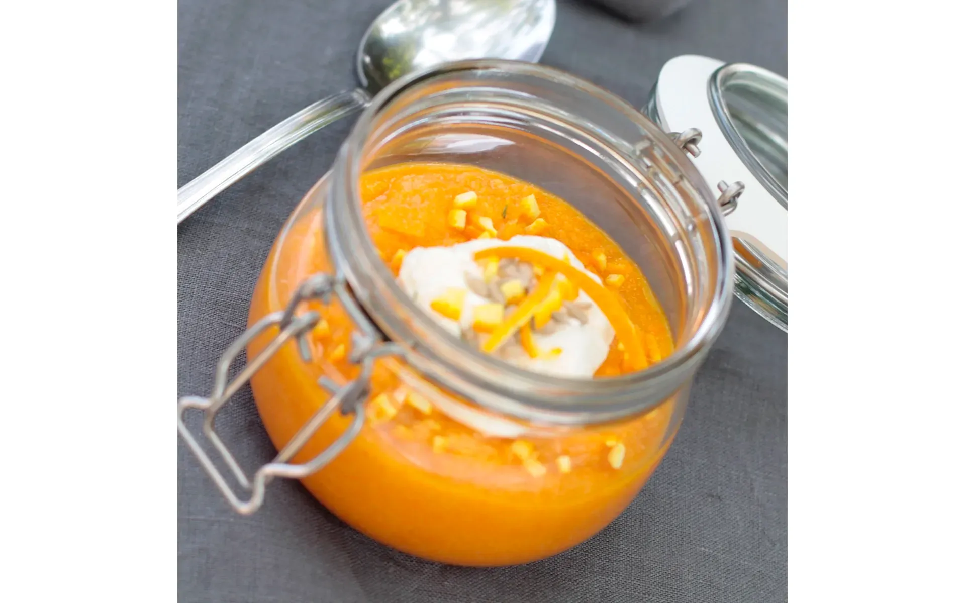 Vellutata di zucca e carote con semi di girasole e arancia