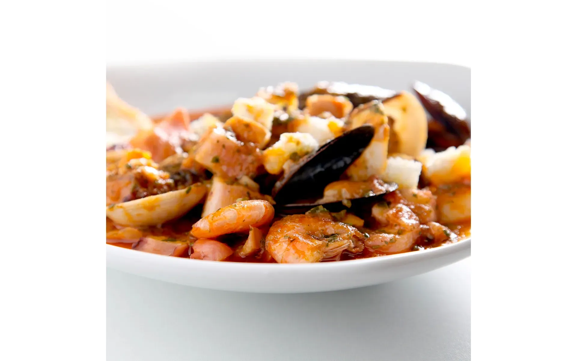 Zuppa di pesce con crostone di pane profumato all'aglio