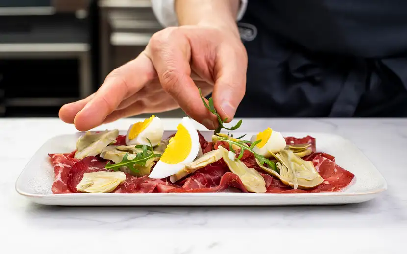 Pancake Orogel soffici, serviti con deliziosa confettura alla fragola, per una colazione golosa.