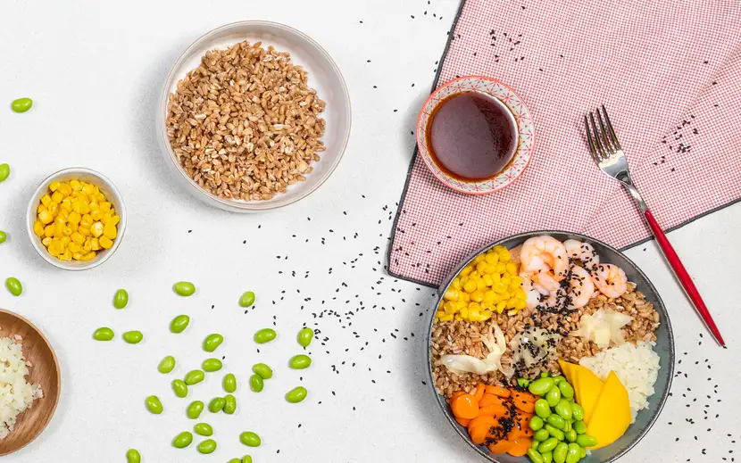 Le bowl, piatti unici e bilanciati: ciotola con riso, piselli e verdure, servita con cucchiaio.