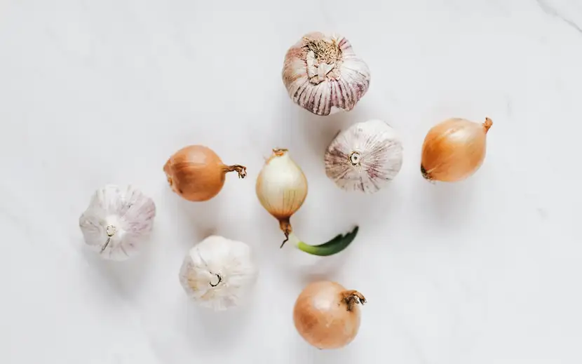 Aglio Orogel: ottimo alleato in cucina per la salute. Spicchi d'aglio su superficie di marmo.