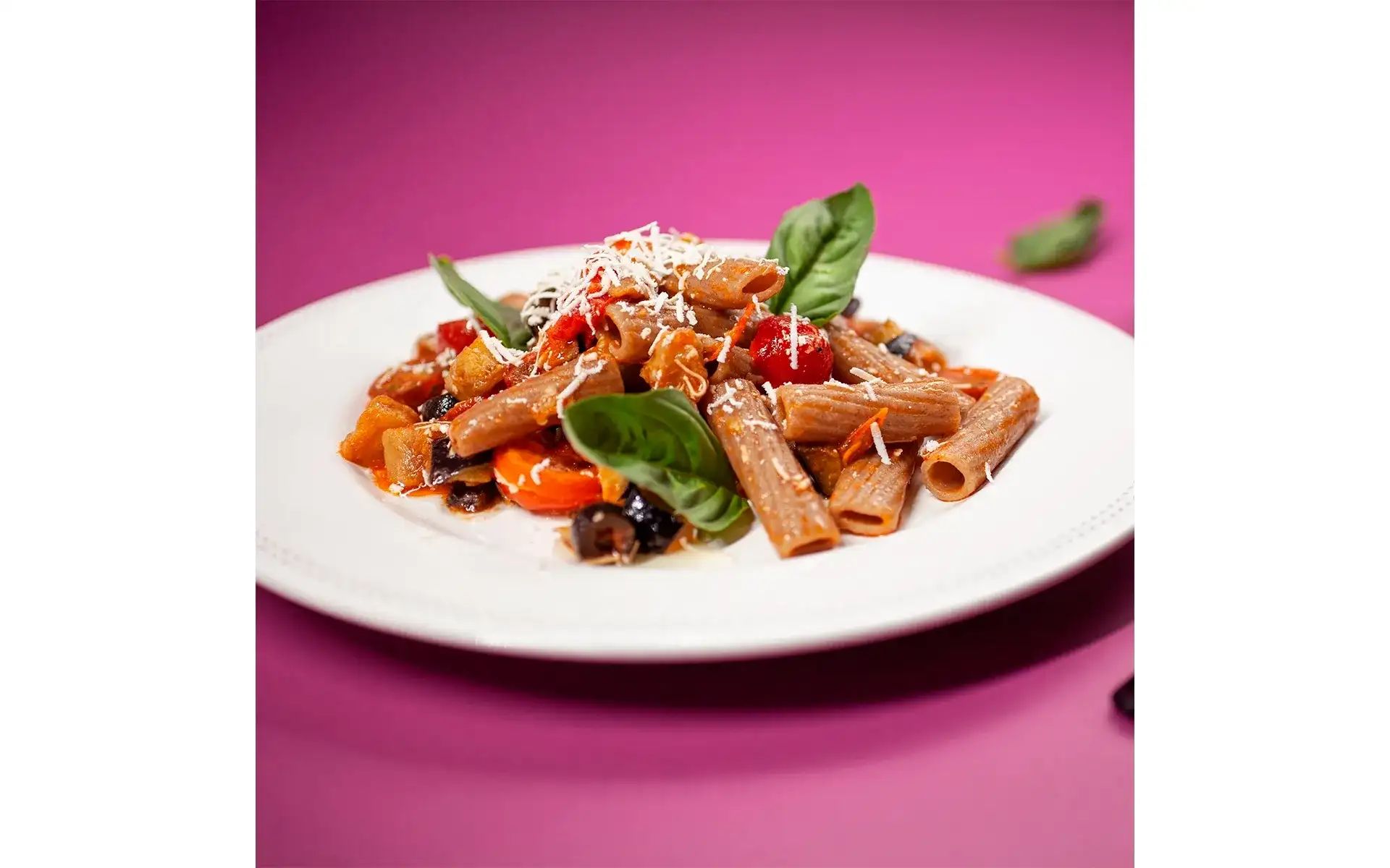 Rigatoni integrali Orogel alla Catanese: un primo piatto rustico e saporito della tradizione siciliana.