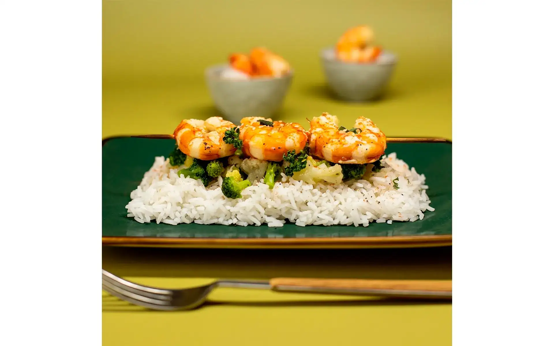 Riso basmati Orogel con gamberi in agrodolce e verdure: un piatto esotico e raffinato.