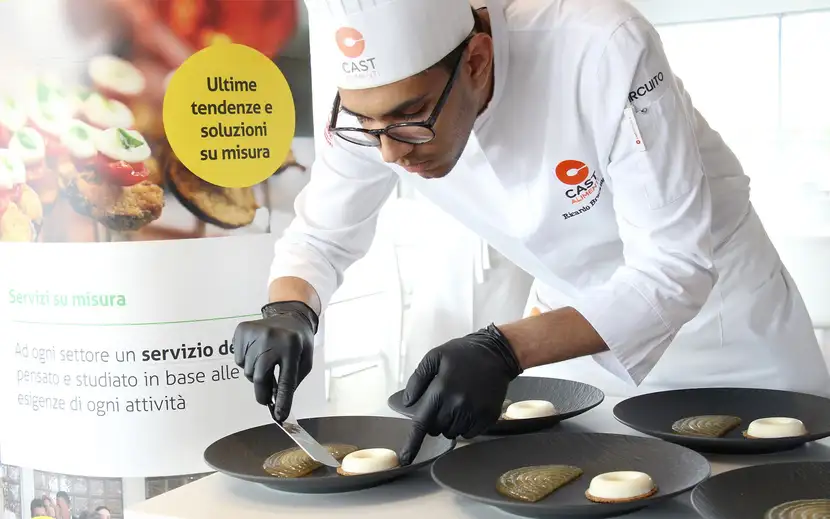 Dessert Orogel "Castello Chiarodiluna": uno chef prepara un dolce raffinato e scenografico.