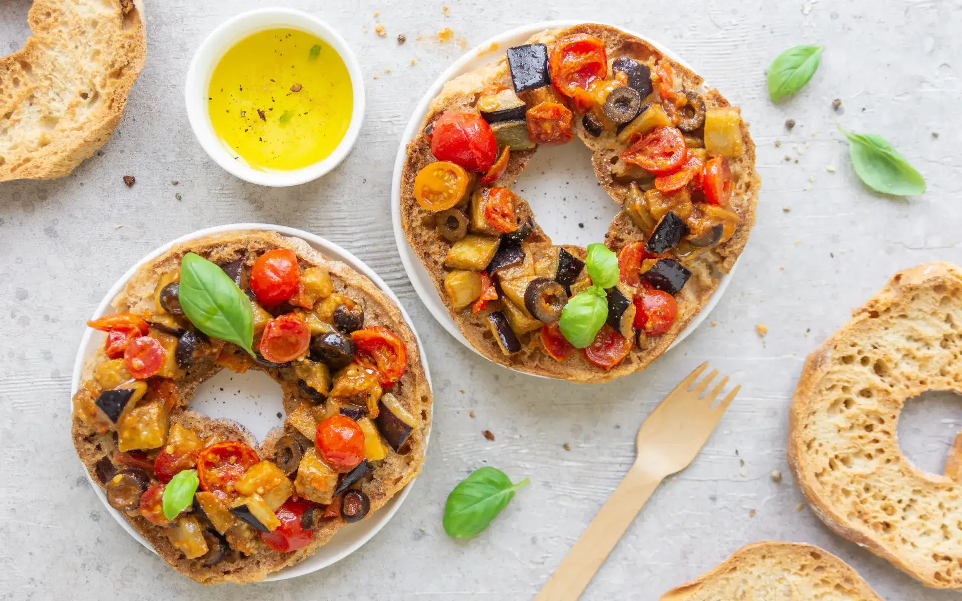Friselle con melanzane, pomodorini e olive. Prova il Tris Mediterraneo Orogel.