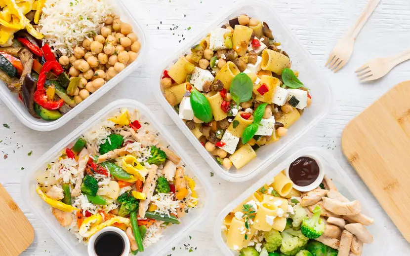 Meal prep con Orogel: quattro contenitori con pasti pronti per la settimana, sani e bilanciati.