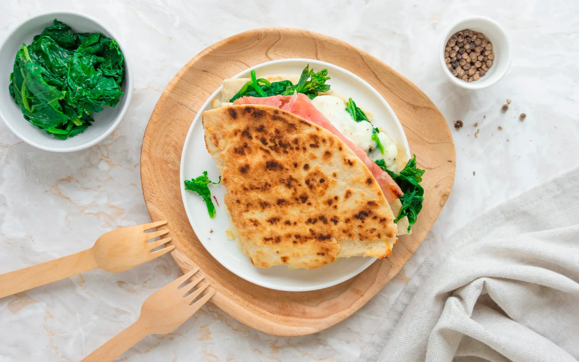 Piadina servita con un contorno di verdure fresche, per un pasto completo e leggero.