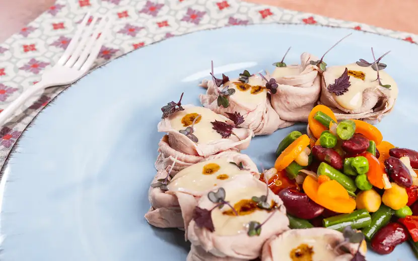 Piatti freddi estivi Orogel: un piatto con pollo grigliato e verdure fresche di stagione.