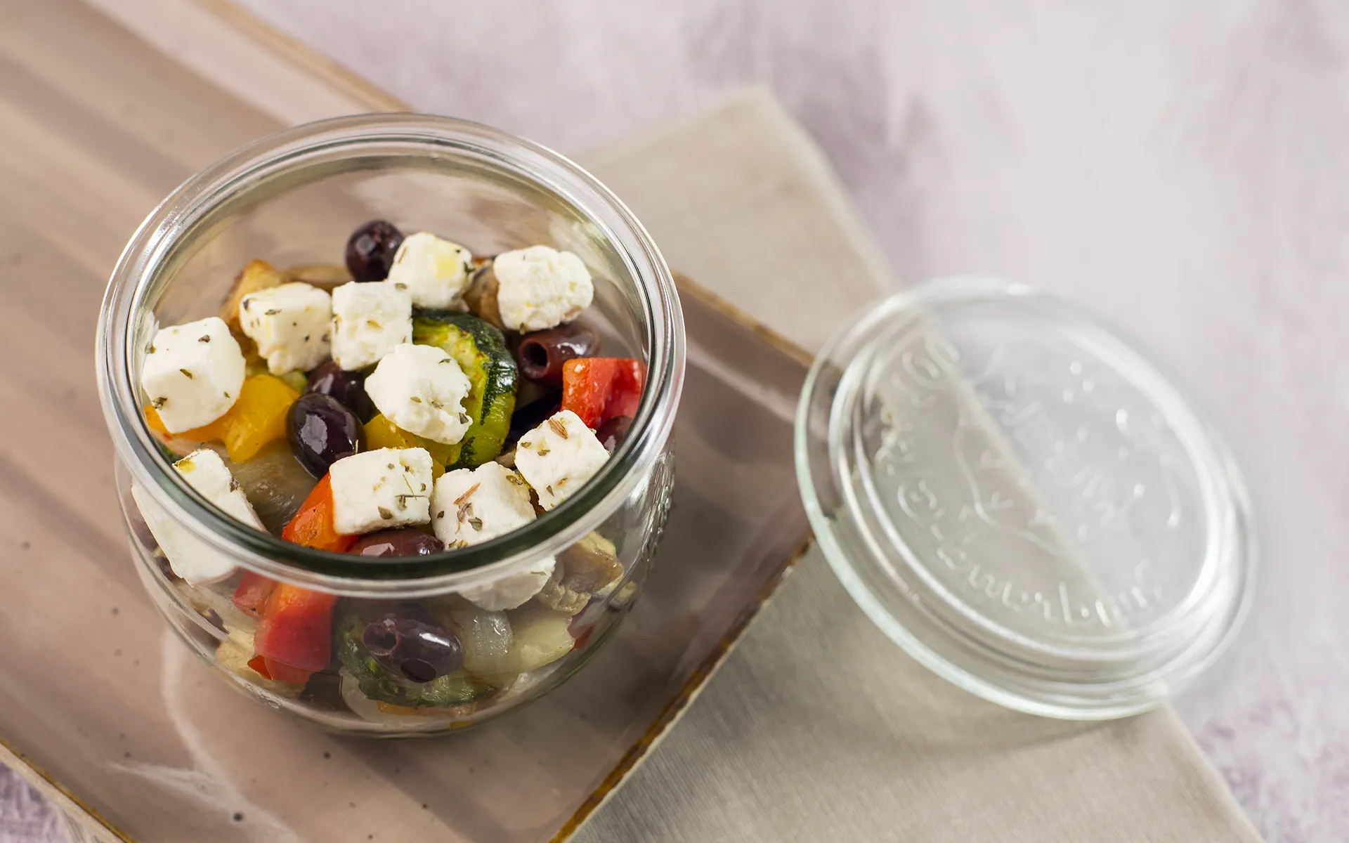 Vasocottura Orogel: caponata di verdure con feta sbriciolata, cotta in barattolo.